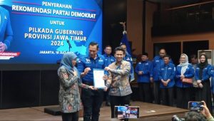 Ketua DPP Demokrat Agus Harimurti Yudhoyono (AHY) saat menyerahkan surat rekomendasi dukungan kepada pasangan Khofifah Indar Parawansa dan Emil Elistianto Dardak di Kantor DPP Demokrat, Menteng, Jakarta Pusat, Rabu, 10/7/2024 | M. Hafid/Forum Keadilan