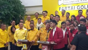 Ketua Umum DPP Golkar Airlangga Hartarto dan Ketua Umum PSI Kaesang Pangarep saat konferensi pers di Kantor DPP Golkar, Slipi, Jakarta Barat, Kamis, 11/7/2024 | M. Hafid/Forum Keadilan