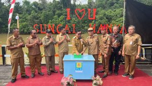 Bupati Kotawaringin Timur, Kalimantan Tengah (Kalteng), Halikinnor meresmikan program 'listrik masuk desa' di Desa Sungai Hanya, Kecamatan Antang Kalang, Selasa, 16/7/2024 | ist