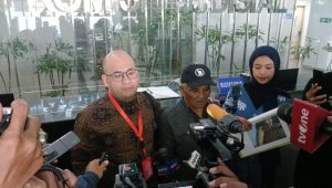 Keluarga korban Dini Sera Afriyanti melaporkan 3 majelis hakim Pengadilan Negeri Surabaya ke Komisi Yudisial, Senin, 29/7/2024 | Syahrul Baihaqi/Forum Keadilan