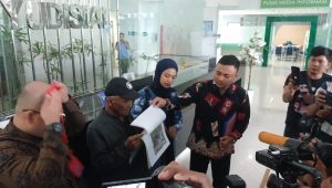 Keluarga korban Dini Sera Afriyanti melaporkan 3 majelis hakim Pengadilan Negeri Surabaya ke Komisi Yudisial, Senin, 29/7/2024 | Syahrul Baihaqi/Forum Keadilan