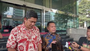Tim hukum DPP PDIP yang diwakili oleh Johannes Oberlin Lumban Tobing (kanan) dan Army Muliyanto (kiri) di Gedung Dewas KPK, Selasa, 30/7/2024 | Merinda Faradianti/Forum Keadilan
