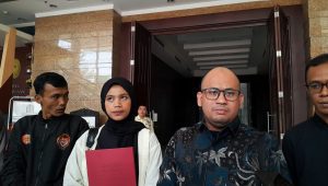 Pihak mendiang Dini Sera Afriyanti melaporkan tiga Hakim Pengadilan Negeri (PN) Surabaya yang memvonis bebas Gregorius Ronald Tannur kepada Badan Pengawasan Mahkamah Agung (Bawas MA), Rabu, 31/7/2024 | Novia Suhari/Forum Keadilan