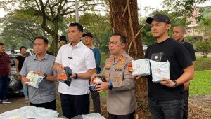 Direktur Reserse Narkoba (Dirnarkoba) Polda Metro Jaya Kombes Pol Donald Parlaungan Simanjuntak (kiri), Kabid Humas Polda Metro Jaya, Kombes Pol Ade Ary Syam Indradi (kanan) | Ari Kurniansyah/Forum Keadilan