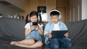 Ilustrasi anak bermain gadget