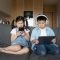 Ilustrasi anak bermain gadget
