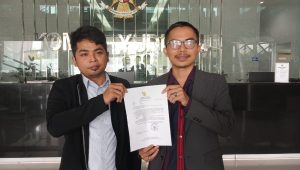 Direktur Gerakan Sadar Demokrasi dan Konstitusi Abdul Hakim (kanan) usai diperiksa Komisi Yudisial terkait laporan dugaan pelanggaran kode etik Hakim Agung dalam perkara syarat usia minimal kepala daerah, Jakarta, Kamis, 18/7/2024 | Syahrul Baihaqi/Forum Keadilan