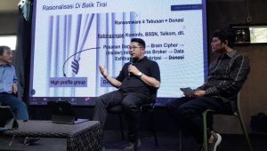 Pakar Teknologi Informasi (IT) Ridho Rahmadi (tengah) dalam diskusi publik 'Pusat Data Nasional Ambyar! Apa solusinya?' di kawasan Mampang, Jakarta Selatan, Selasa, 9/7/2024 | Novia Suhari/Forum Keadilan