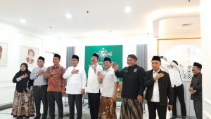 Ketua Umum PBNU KH Yahya Cholil Staquf bersama dengan paling kanan Ketua Tanfidziyah PWNU DKI Samsul Marief Rektor UNUSIA Juri Ardiantoro, Sahabat Nabil Harun, Ketua Umum Pagar Nusra, dan Bendahara Umum Fatayat Wilda, saat memberikan keterangan pers di Kantor PBNU, Jakarta Pusat, Selasa, 16/7/2024 | Novia Suhari/Forum Keadilan
