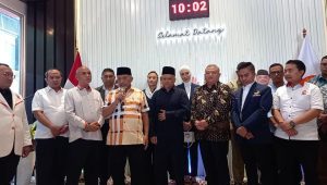 Presiden PKS Ahmad Syaikhu (pegang mic) saat konferensi pers bersama dengan Ilham Habibie (tengah) dan Sekjen NasDem Hermawi Taslim di Kantor DPP PKS, TB Simatupang, Jakarta Selatan, Kamis, 18/7/2024 | M. Hafid/Forum Keadilan