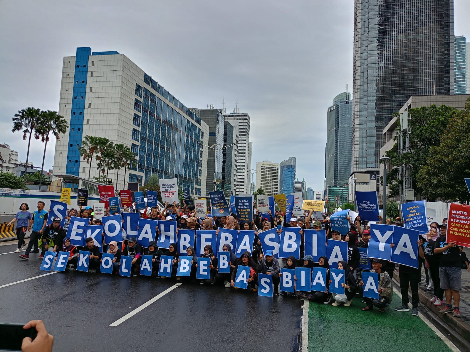 Koalisi Peduli Pendidikan Gelar Aksi Protes Sekolah Bebas Biaya