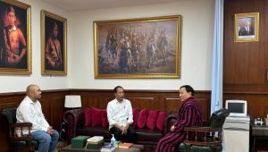 Presiden Joko Widodo mengunjungi Menteri Pertahanan (Menhan) sekaligus Presiden terpilih 2024-2029 Prabowo Subianto setelah menjelani operasi cedera kaki di RSPPN Panglima Besar Soedirman, 30/6/2024 | Instagram @Prabowo
