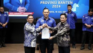 Pemberian Surat Rekomendasi (SK) dukungan oleh Ketua Umum (Ketum) Demokrat Agus Harimurti Yudhoyono (AHY) kepada Soni-Dimyati di Kantor DPP Demokrat, Jakarta, Jumat, 19/7/2024. | Instagram @agusyudhoyono