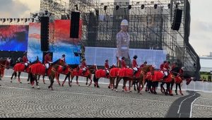 Puncak acara Hari Ulang Tahun (HUT) ke-78 Bhayangkara di Monumen Nasional, Jakarta Pusat, diwarnai dengan insiden kuda yang ditunggangi personel Polri mogok jalan. | Ari Kurniansyah/Forum Keadilan