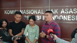 Eva Pasaribu (tengah) dan kuasa hukumnya Irfan Saputra (kanan) membuat laporan ke Komnas HAM atas kematian Wartawan Karo yang tewas dibakar, Senin, 15/7/24. Syahrul Baihaqi/Forum Keadilan
