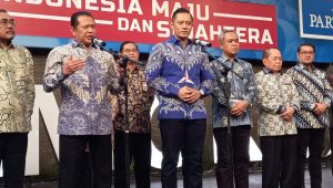 Ketua MPR RI Bambang Soesatyo (kedua dari kiri) didampingi Ketua Umum DPP Demokrat Agus Harimurti Yudhoyono (tengah) saat konferensi pers di Kantor DPP Demokrat, Menteng, Jakarta Pusat, Selasa, 16/7/2024 | M. Hafid/Forum Keadilan