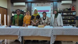 Komisioner Komnas Perempuan Veryanto Sitohang (kiri pertama), Wakil Ketua Komnas Perempuan Olivia Salampessy (kiri kedua), Ketua KPAI AI Maryati (tengah), Komisioner Komnas HAM Anis Hidayah (kanan), Komisioner KND Fatimah Asri (kanan pertama), dalam Konferensi pers 'Pemerintah Harus Sahkan RUU PPRT', di Kantor Komnas Perempuan, Jakarta Pusat, Jumat, 19/7/2024 | Novia Suhari/Forum Keadilan