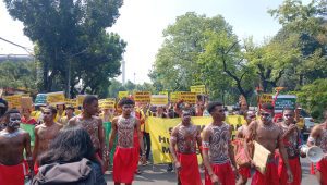 Masyarakat adat Papua dari suku Awyu dan Moi Sigin menyerahkan sebanyak 253.823 petisi dukungan publik ke Mahkamah Agung (MA), Senin, 22/7/2024 | Syahrul Baihaqi/Forum Keadilan