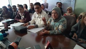 Pitra Romadoni Nasution, Rhony Sapulette, dan Elza Syarief saat memberikan keterangan kepada media di Kantor PERHAKHI, Jakarta Pusat,Senin, 22/7/2024 | Novia Suhari/Forum Keadilan