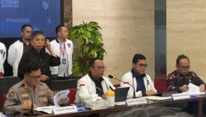 Kabag Penum Humas Polri Kombes Erdi A Chaniago (paling kanan) Wadirtipidsiber Bareskrim Polri Kombes Dani Kustoni (kiri) dalam konferensi pers di Gedung Bareskrim, Jakarta Selatan, Selasa 23/7/2024 | Ari Kurniansyah/Forum Keadilan