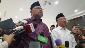 Eks Sekjen PKB Lukman Edy (kiri), anggota PBNU Ihsan (kanan), saat memberikan keterangan kepada wartawan mengenai buruknya hubungan NU dan PKB saat ini, di Gedung PBNU, Jakarta, Rabu, 31/7/2024 | Novia Suhari/Forum Keadilan