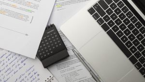 Ilustrasi mengerjakan tugas di laptop