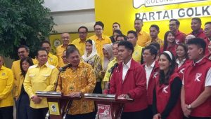 Ketua Umum DPP Golkar Airlangga Hartarto dan Ketua Umum PSI Kaesang Pangarep saat konferensi pers di Kantor DPP Golkar, Slipi, Jakarta Barat, Kamis, 11/7/2024 | M. Hafid/Forum Keadilan