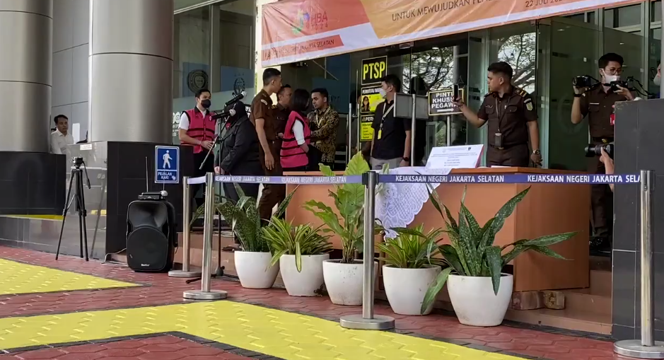 2 Tersangka Korupsi PT Timah Helena Lim dan Harvey Moeis Tiba di Kejari Jaksel