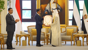 Presiden Joko Widodo (Jokowi) menerima tanda jasa kehormatan, Order of Zayed dari Presiden Uni Emirat Arab (UEA) Mohammed bin Zayed Al Nahyan (MBZ), di Qsar Al Watan, Rabu, 17/7/2024 waktu setempat. | YouTube Sekretariat Presiden