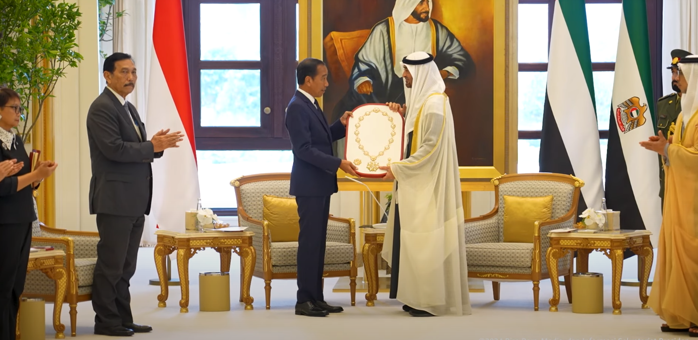 Jokowi Terima Tanda Jasa Kehormatan Order of Zayed dari Presiden MBZ