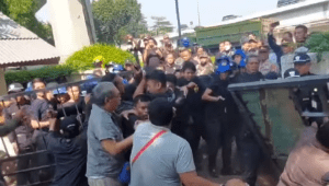 Kericuhan eksekusi pengosongan rumah pensiunan pegawai Bea Cukai, pada, Rabu, 17/7/2024, di Jalan S Parman Kav 98, Kecamatan Palmerah, Jakarta Barat. | Ist