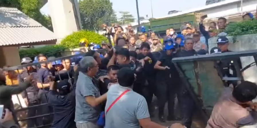 Ricuh Eksekusi Pengosongan Rumah Pensiunan Pegawai Bea Cukai di Palmerah