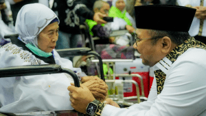 Menteri Agama (Menag) Yaqut Cholil Qoumas menyambut kedatangan jemaah haji kelompok terbang (kloter) 63 Embarkasi Jakarta (JKG 63) di Asrama Haji Pondok Gede, Jakarta, Minggu, 21/7/2024. | Dok Kementerian Agama RI