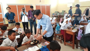Wakil Presiden Terpilih 2024-2029, Gibran Rakabuming Raka uji coba program makan siang gratis di dua SD yang berlokasi di Desa Sentul, Kecamatan Babakan Madang, Kabupaten Bogor, Jawa Barat, pada Selasa 23/7/2024 | Dok - Tim Prabowo-Gibran