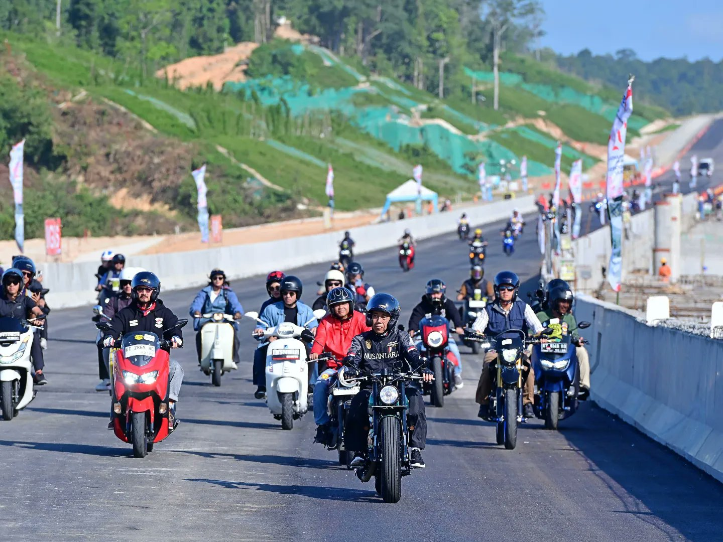 Jokowi Motoran Bareng Influencer, Tinjau Jalan Tol IKN