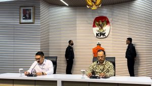 Direktur Penyidik Komisi Pemberantasan Korupsi (KPK) Asep Guntur Rahayu (kiri) dan Juru Bicara KPK Tessa Mahardhika Sugiarto (kanan) di Gedung Merah Putih KPK, Rabu, 17/7/2024 | Merinda Faradianti/Forum Keadilan