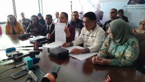 Pitra Romadoni Nasution, Rhony Sapulette, dan Elza Syarief saat memberikan keterangan kepada media di Kantor PERHAKHI, Jakarta Pusat,Senin, 22/7/2024 | Novia Suhari/Forum Keadilan