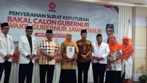 Khofifah Indar Parawansa dan Emil Dardak saat menerima surat dukungan dari PKS di Kantor DPP PKS, TB Simatupang, Jakarta Selatan, Kamis, 18/7/2024 | M. Hafid/Forum Keadilan