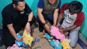 Kasubdit 1 Ditresnarkoba Polda Metro Jaya Bariu Bawana (kanan), Kanit 3 Subdit 1 AKP Dr. Edy Suprayitno (tengah), saat melakukan pengungkapan Narkotika Jenis sabu dalam boneka, di Cawang, Jakarta Timur, Selasa, 23/7/2024 | dok. Polda Metro Jaya