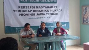 Direktur Eksekutif IDN Syifak Muhammad Yus (tengah) saat konferensi pers di kawasan Kemang, Jakarta Selatan, Senin, 15/7/2024 | M. Hafid/Forum Keadilan