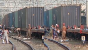 Warga Kemayoran Buang Sampah Sembarangan di atas KA Barang | Twitter @txtdrjkt