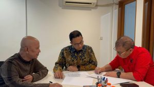 Foto Anies Baswedan bersama Ketua DPP PDIP Said Abdullah dan Ahmad Basarah di hadapan kertas | ist