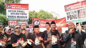 Kelompok massa yang mengatasnamakan Aliansi Santri Gus Dur Menggugat melakukan aksi damai di depan kantor PBNU, Jakarta Pusat, pada Jumat, 2/8/2024 | Muhammad Reza/Forum Keadilan