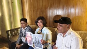 Artis lawas Yuyun Sukawati bersama tim kuasa hukumnya, Selasa, 13/8/2024 malam | dok. Forum Keadilan