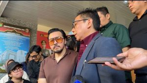 David Bayu bersama kuasa hukum, Sandy Arifin, di Polda Metro Jaya terkait kasus video syur anaknya, Audrey Davis, Selasa, 13/8/2024 | Ari Kurniansyah/Forum Keadilan