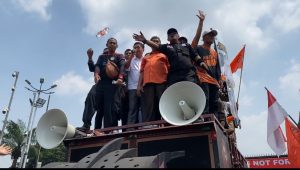 Anggota Baleg DPR RI Fraksi Partai Gerindra, Habiburokhman saat menyampaikan keterangan kepada massa aksi demo, di depan gedung DPR RI, Jakarta Pusat, 22/8/2024 | Ari Kurniansyah/Forum Keadilan