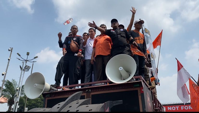 Massa Demonstran Permalukan Habiburokhman: Lempar Botol, Sebut Pengkhianat
