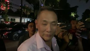 Pengusaha Mohammad Jusuf Hamka alias Babah Alun menyambangi kediaman Ketua Umum Partai Golkar Airlangga Hartarto di Kompleks Widya Chandra, Jakarta Selatan, Kamis 8/8/2024 malam | Ali Mansur/Forum Keadilan