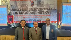 Prof Dr dr. Paul L Tahelele, Ketua HBTKVI (tengah), Dr. dr. Prasetyo Edi, sekretaeis jenderal HBTKVI (kiri), dan Dr. dr. Ketut Putu Yasa ketua kolegium bedah torak kardiak dan vaskular (BTKV) (kanan) | ist