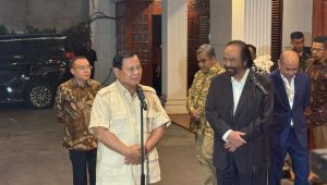 Ketua Umum Partai NasDem Surya Paloh usai pertemuan selama kurang lebih dua jam dengan Presiden terpilih sekaligus Ketua Umum Partai Gerindra Prabowo Subianto di Jalan Kertanegara IV, Kebayoran Baru, Jakarta Selatan, Kamis, 15/8/2024 malam | Ali Mansur/Forum Keadilan